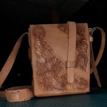 Mi proyecto del curso: Creación de bolsos de cuero artesanales para principiantes. Un proyecto de Diseño de complementos, Artesanía, Moda, Diseño de producto y Costura de juandavolopez11 - 21.10.2023
