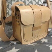 Mon projet du cours : Création artisanale de sacs en cuir pour les débutants. Design, Accessor, Design, Arts, Crafts, Fashion, and Sewing project by lorecrea - 10.21.2023