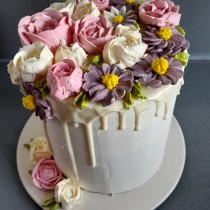 Mon projet du cours : Cake design avec des fleurs décoratives à la crème au beurre. Een project van  Ontwerp, Koken, DIY, Culinaire kunst, Lifest y le van Valentine - 20.10.2023