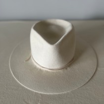 My project for course: Modern Hatmaking. Un proyecto de Diseño de complementos, Moda, Diseño de moda, Tejido y Needle felting de evanmg - 09.11.2023