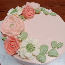 Crescent Style Buttercream Flower Cake. Een project van  Ontwerp, Koken, DIY y Culinaire kunst van novakarmita - 25.11.2023