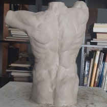Mi proyecto del curso: Modelado de torso con arcilla. Un proyecto de Bellas Artes y Escultura de Santiago González - 29.11.2023