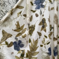 Mi proyecto: Impresión botánica en lino 🍃. Un proyecto de Artesanía, Moda, Diseño de moda, Ilustración textil, DIY, Teñido Textil, Estampación textil y Diseño textil de nrodriguezsanta - 13.12.2023