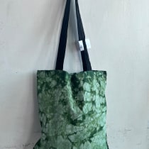 Totebag y top. Un proyecto de Artesanía, Moda, Diseño de moda, DIY, Teñido Textil y Diseño textil de Javiera Letelier Fuenzalida - 11.01.2024