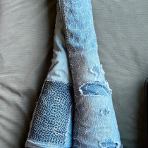 Jeans mended with sashiko stitching methods. Un proyecto de Moda, Bordado, Tejido, DIY, Upc, cling y Diseño textil de Adrienne R - 21.01.2024