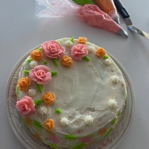 MS Decorative Buttercream Flowers for Cake. Een project van  Ontwerp, DIY y Culinaire kunst van Marina Solis Libs - 04.02.2024