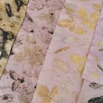 Impresión botánica en textil. Un proyecto de Artesanía, Moda, Diseño de moda, Ilustración textil, DIY, Teñido Textil, Estampación textil y Diseño textil de Vania Ledezma - 05.04.2024