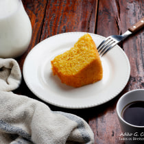 Homemade Corn Cake with Coconut. Un progetto di Illuminazione fotografica, Fotografia gastronomica, Food St e ling di Adão Gileno Carmo dos Santos - 12.04.2024
