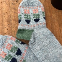Mi proyecto del curso: Introducción al tejido de calcetines en varios colores. Accessor, Design, Fashion, Fashion Design, Fiber Arts, Knitting, and Textile Design project by Simona Tognazzi - 05.07.2024