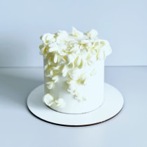 Meu projeto do curso:  Cake design: flores simples em buttercream com espátula. Cooking, DIY, Culinar, Arts, Floral, Plant Design, Lifest, and le project by kpcw49rsct - 05.08.2024