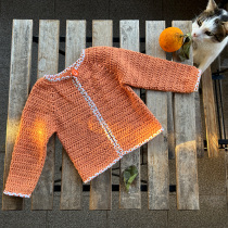 Casaco de criança “laranjal”. Fashion, Fashion Design, Fiber Arts, DIY, Crochet, and Textile Design project by Ângela Carvalho - 05.11.2024