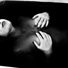 Girl on dark water. Photograph project by Antonio Rodríguez Prieto - 01.13.2014