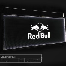 Mesa DJ Flight Case Red Bull. Design e fabricação de móveis, e Design industrial projeto de Babblá Estudio - 30.04.2013