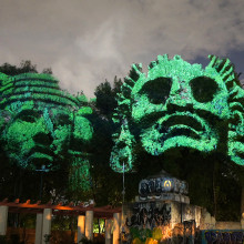 Dioses del Maíz - Proyección 3D de dioses prehispánicos sobre árboles del Parque México, DF. Instalações projeto de Maizz Visual - 08.06.2014