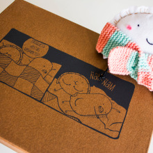 Caja Serigrafiada Croqueta y Empanadilla. Un proyecto de Diseño, Ilustración tradicional, Diseño de producto, Serigrafía y Diseño de juguetes de Ana Oncina - 29.06.2014