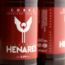 Diseño de marca y etiqueta Cerveza HENARES mod. "cobre".. Un proyecto de Br, ing e Identidad, Diseño gráfico y Packaging de IDEOTAS [GR4ND35 1D345] - 07.04.2014