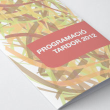 Tríptico trimestral de actividades. Design editorial, e Design gráfico projeto de Cristina Campos Forés - 23.09.2014