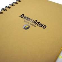 Cuaderno y tarjetas de visita para la Agencia Romero Artero. Un proyecto de Diseño de Omán Impresores - 11.02.2015