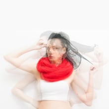 Red Scarf/ Fotografía. Design, Photograph, Accessor, Design, Art Direction, Costume Design, Arts, Crafts, and Fashion project by Mila Chirolde - 10.26.2014