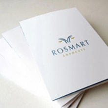 Diseño de logotipo realizado para Rosmart Advocats, un despacho de abogados ubicado en la localidad de Figueras (Girona).. Un proyecto de Br e ing e Identidad de Alejandro Prieto Jaime - 21.07.2010