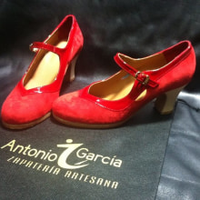 Video de la fabricación de zapatos de flamenco para Antonio Garcia. Un proyecto de Artesanía, Moda y Diseño de calzado de Raul Rodajo Vegas - 02.01.2015