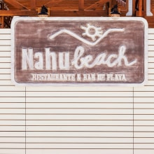 Nahu Beach. Un proyecto de Br, ing e Identidad, Diseño gráfico y Tipografía de Salvartes Design - 05.03.2015