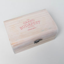 The Grand Budapest Hotel. Design editorial, Design gráfico, e Packaging projeto de Cuadrado Creativo - 17.04.2015