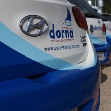 Rotulación de flota de vehículos Autoescuela Dorna. Design, Publicidade, Direção de arte, e Design de automóveis projeto de María Vilariño - 20.05.2015