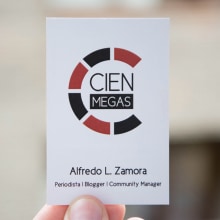 Diseño de logotipo, aplicaciones para redes sociales y tarjetas de visita para la web de series Cien Megas. Design, Direção de arte, Br, ing e Identidade, Design gráfico, e Web Design projeto de María Vilariño - 23.05.2015