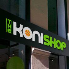Diseño de logo para “The Koni Shop”, un establecimiento “take away” de Barcelona dedicado a vender "konis", que son los “temakis” japoneses. . Design, Br, ing e Identidade, e Design gráfico projeto de Alejandro Prieto Jaime - 12.11.2010
