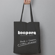 Bolsa publicitaria Koopera. Un proyecto de Br, ing e Identidad, Diseño gráfico, Marketing y Packaging de Alex Goienetxea - 12.02.2015