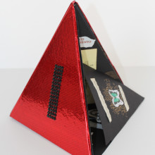 Diseño de libro triangular para la exposición CARTALOGO en la Biblioteca Nacional de Santiago de Chile 2014. Design, Design editorial, e Design de produtos projeto de Javier Navarro Romero - 14.09.2015