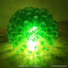 Lámpara con 125 botellas de plástico - Lamp made out of 125 plastic bottles. Un proyecto de Artesanía de Rosa Montesa Reciclado Creativo - 06.11.2015