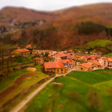 Fotografía aerea de pequeña aldea Cantabra. Un proyecto de Fotografía y Arquitectura de Iñigo de Otto - 06.02.2016