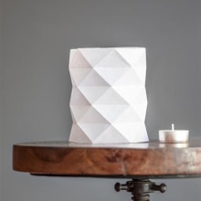 Origami lamps by Cartoncita. Um projeto de Artesanato, Artes plásticas e Design de interiores de Estela Moreno Orteso - 31.01.2016