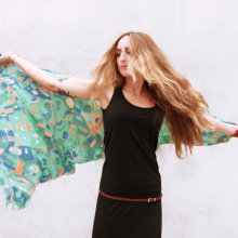 Silk scarves & shawl designs by mokami on Etsy. Un proyecto de Fotografía, Diseño de complementos, Diseño de vestuario, Moda y Diseño de producto de Noel del Mar - 10.04.2016
