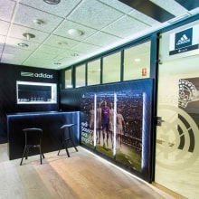 Palco VIP Adidas en el Santiago Bernabéu. Design e fabricação de móveis, e Design de interiores projeto de Stone Designs - 08.07.2013
