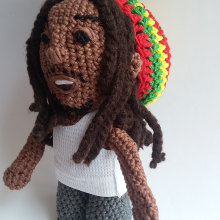 Bob Marley tejido (amigurumi). Un proyecto de Artesanía y Diseño de juguetes de Andrea Anaya - 11.05.2016