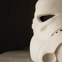 WP Stormtrooper Helmet. Direção de arte, Escultura, e Design de cenários projeto de Paula Posadas Alvarez - 13.01.2017