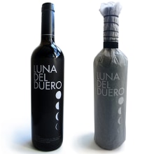 Packaging vino «Luna del Duero». Design, Fotografia, Br, ing e Identidade, Design gráfico, Packaging, e Design de produtos projeto de Sheila Herguedas Merino - 27.04.2017