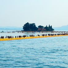 the floating piers  (Iseo lake, Italy). Un proyecto de Fotografía, Eventos, Post-producción fotográfica		, Arte urbano y Retoque fotográfico de sara caja salvà - 11.05.2017