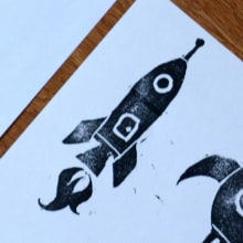 Cohetes: Carvado de sellos y técnicas de estampación. Un proyecto de Ilustración tradicional de Javier Piñol - 15.07.2017