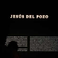 Exposición 'Jesús del Pozo'. Un projet de Design , Direction artistique , et Scénographie de MÜD Design - 12.09.2016