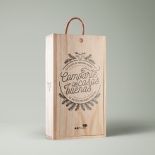 Xmas Wine Box for ADman Media. Een project van  Ontwerp, Traditionele illustratie, Grafisch ontwerp, Packaging y Kalligrafie van MEITS - 22.12.2016