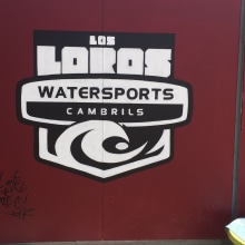 Logotipo pintado a mano " Los loros watersports Cambrils". Design, Ilustração tradicional, 3D, Artesanato, Artes plásticas, Design gráfico, Pintura, Caligrafia, Lettering, e Design de ícones projeto de Nacho Lopez - 01.06.2017