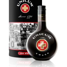 Design for the 225 anniversary Unicum limited bottle.. Un proyecto de Diseño y Diseño gráfico de Flavio Ventre - 19.09.2015