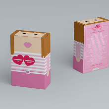 Hucha solidaria Eurekakids. Un proyecto de Diseño, Diseño gráfico, Packaging, Diseño de producto e Ilustración vectorial de Nuria Macià Goñi - 30.05.2018