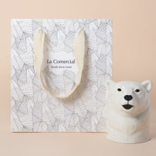  La Comercial - Limited edition bag. Een project van Grafisch ontwerp, Packaging y Patroonontwerp van Maya del Barrio - 01.01.2012