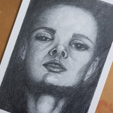 Grafite. Ilustração tradicional, Ilustração de retrato, Desenho de retrato, Desenho realista, e Desenho artístico projeto de Rodrigo Silvestri - 04.11.2018