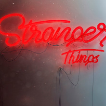 Stranger Things Neon. Un projet de Motion design, Cinéma, vidéo et télévision, 3D, Postproduction photographique, T, pographie, Cinéma , et Modélisation 3D de Pedro García - 13.11.2018